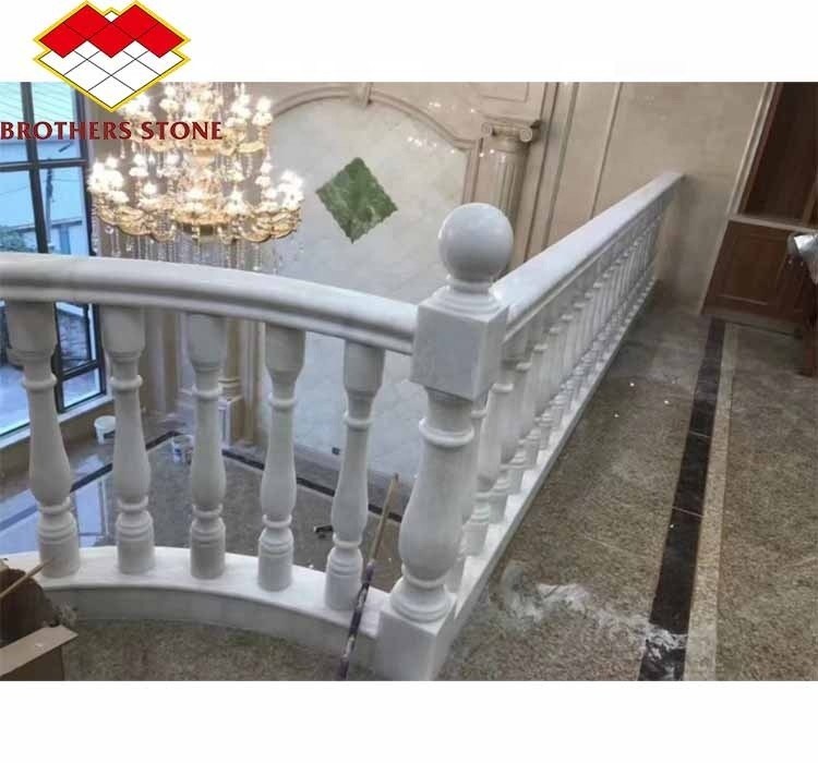 Trappenvloer van onyxmarmer en witmarmer balustrade