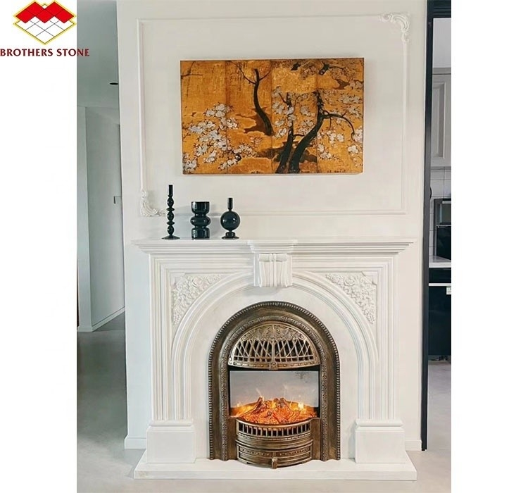 Moderne Italiaanse marmeren open haard mantel binnen decoratieve stenen open haard in graniet